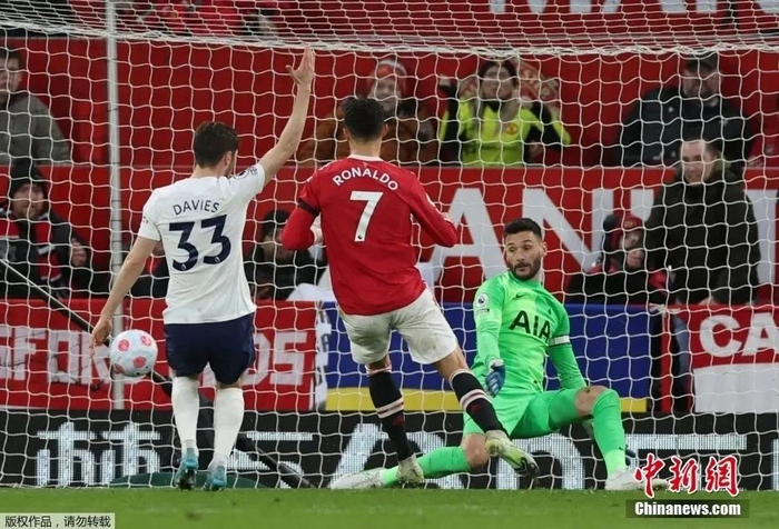 资料图：C罗在比赛中进球。