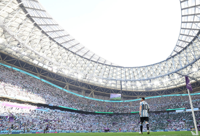 11月22日，阿根廷队球员梅西在比赛中。新华社记者曹灿摄