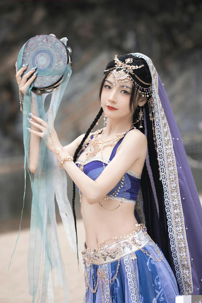 赵粤异域风造型随拍,穿吊带抹胸化身西域舞姬,风情万种性感美艳
