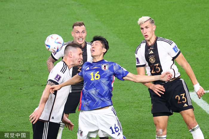 富安健洋和德国球员争顶，他是英超阿森纳队的主力后卫。