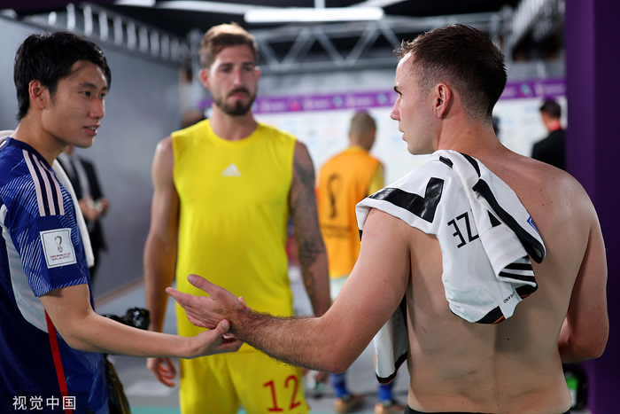 镰田大地和自己的法兰克福队友格策打招呼。