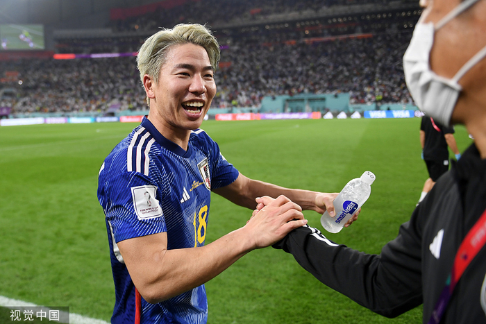 进球的浅野拓磨效力德国波鸿队。