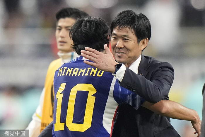 森保一拥抱南野拓实，后者曾在利物浦队踢球。