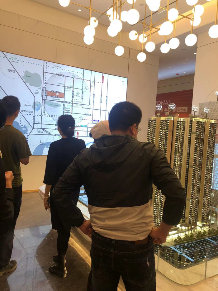 （尽管是工作日的上午，但还是有不少购房者前来看房&nbsp;&nbsp;吴家明摄）