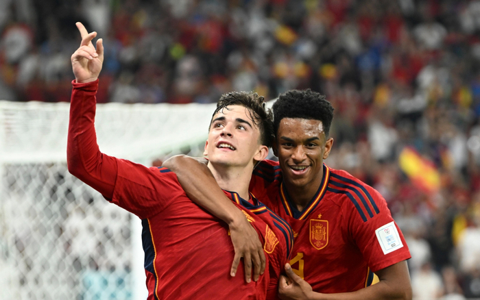 西班牙小将加维（左）进球后庆祝。&nbsp; 图/新华社