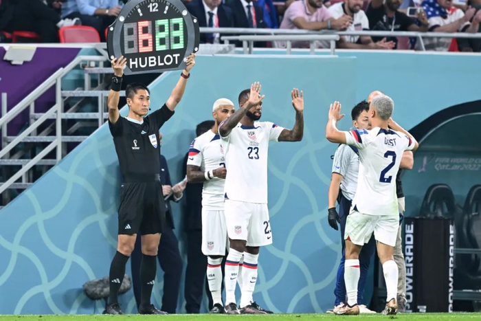 ▲中国裁判马宁（左一）作为第四官员在比赛中执裁。&nbsp;新华社记者 肖艺九 摄