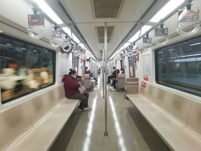 9点，地铁6号线车厢内乘客稀少。新京报记者 王贵彬 摄