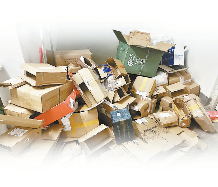 某小区快递站快递盒成堆，基本都没有撕去面单上的个人信息