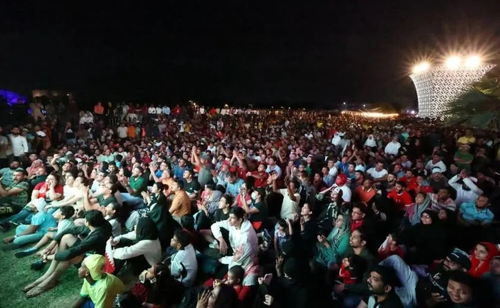 11月20日，球迷在多哈海滨大道通过大屏幕观看揭幕战。新华社记者 孟永民 摄