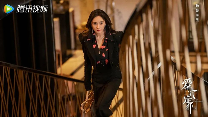 秦施（杨幂 饰）