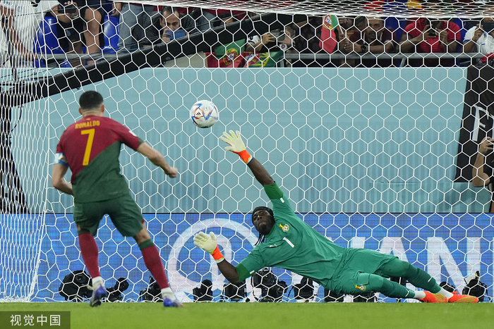 C罗点球破门。