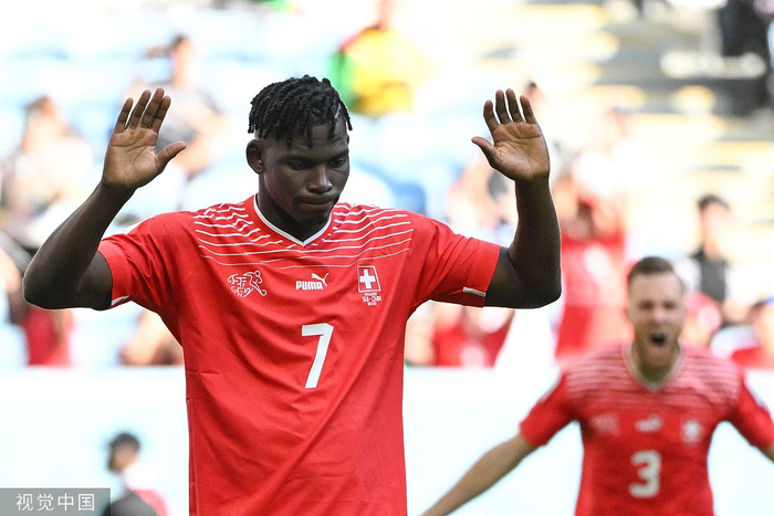 恩博洛没有庆祝。