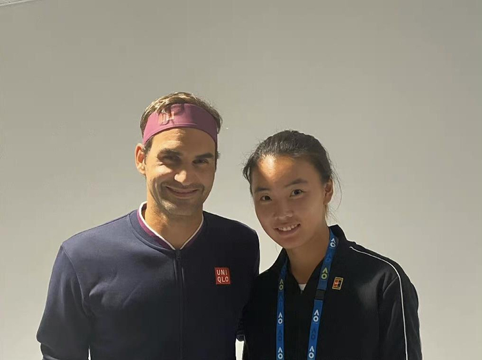 袁悦和偶像费德勒合影。 受访者供图