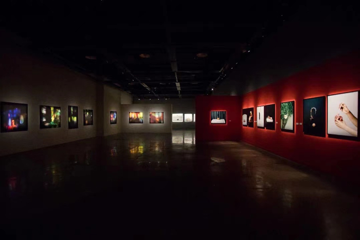 "双城记——成都·重庆当代影像展"展览现场，2020年，策展人成都当代影像馆艺术总监王庆松