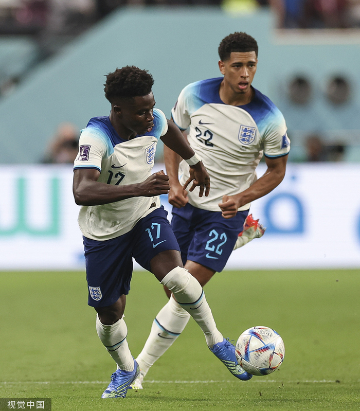 萨卡（左）和贝林厄姆（右）都是00后的代表。