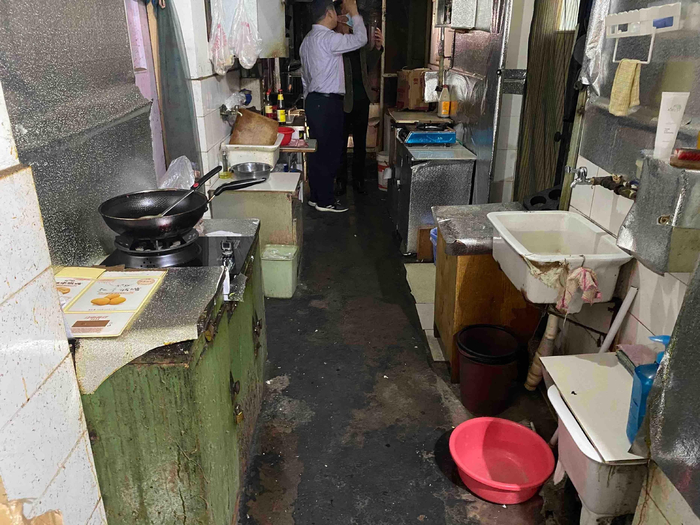 改造前的“筒子楼”过道，也是住户们的“厨房”所在。西城消防供图