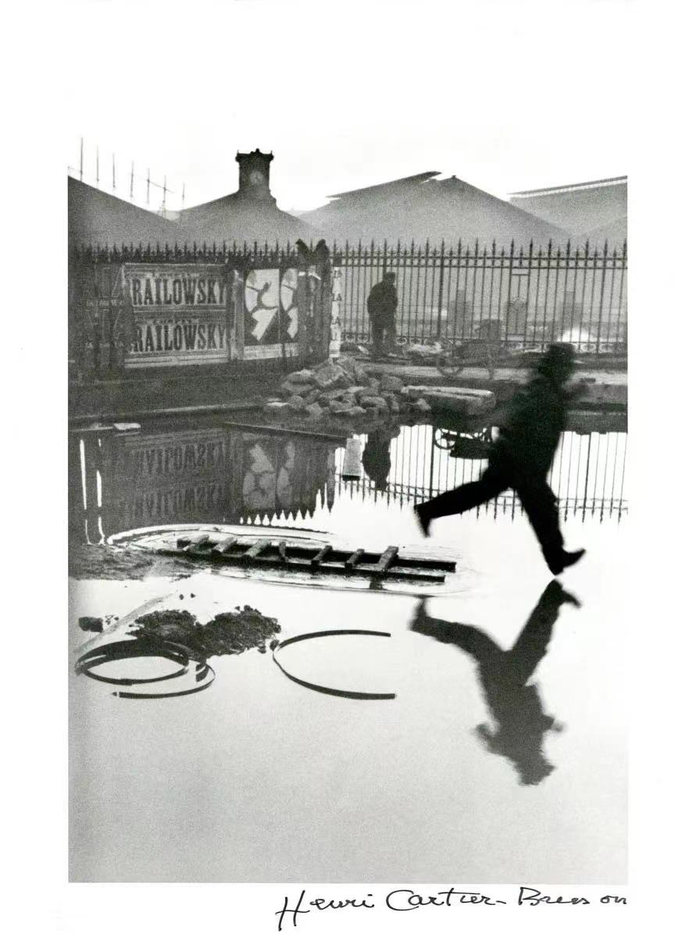 圣拉札尔火车站背后，拍摄于欧洲广场，巴黎，1932年。亨利·卡蒂埃-布列松作品 