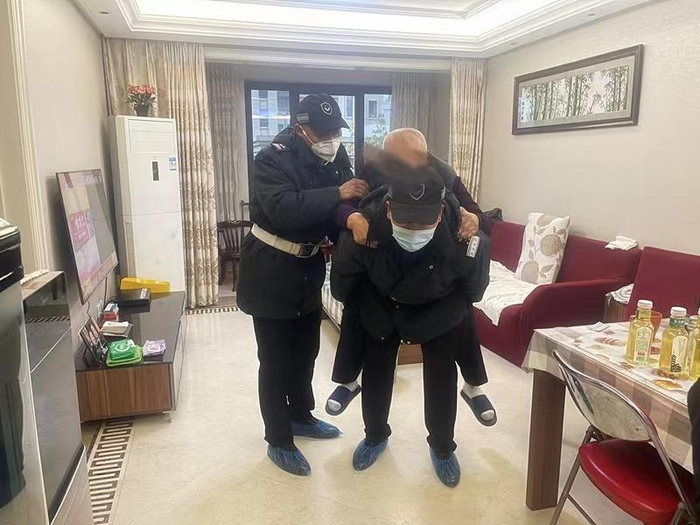 公元九里的物业人员帮助空巢老人出门就医。受访者供图