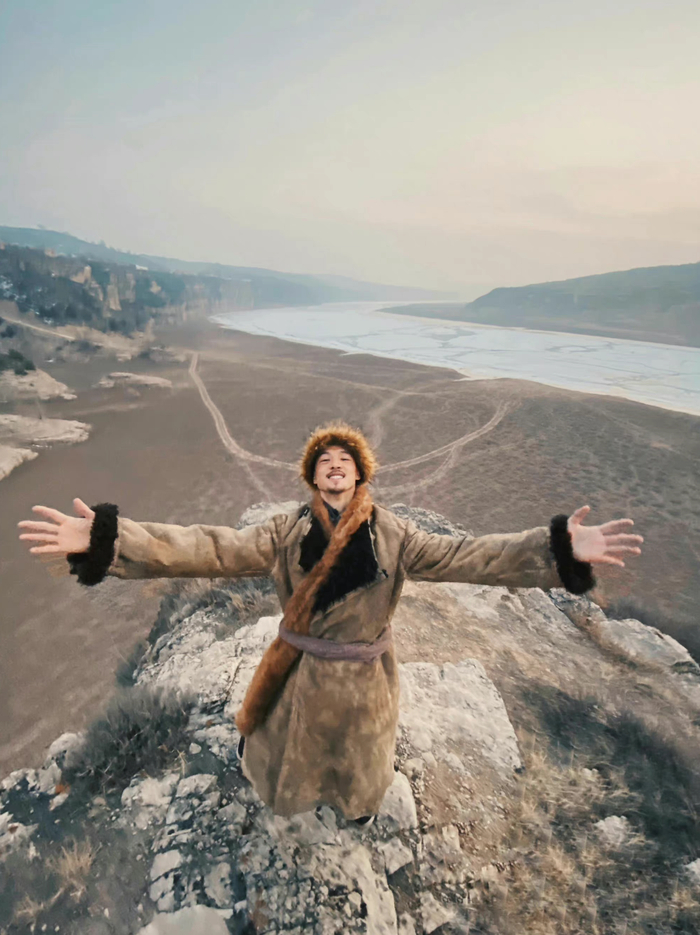 《天下长河》有很多场面是实景拍摄，尹昉说他的表演也得益于自然环境的帮助。  受访者供图