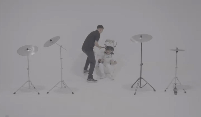 《亲爱的请演奏我吧》视频中，“演奏者”正在通过“殴打”方式进行“乐器演奏”。受访者供图