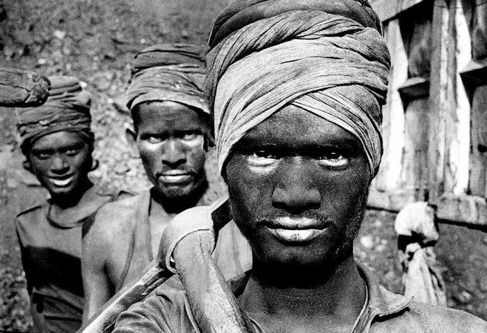 从煤矿中走出来的工人，印度比哈尔邦丹巴德，1989。塞巴斯提奥·萨尔加多作品。成都当代影像馆收藏