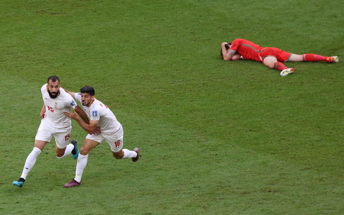  切什米（左）替补登场，为伊朗打进第一球。