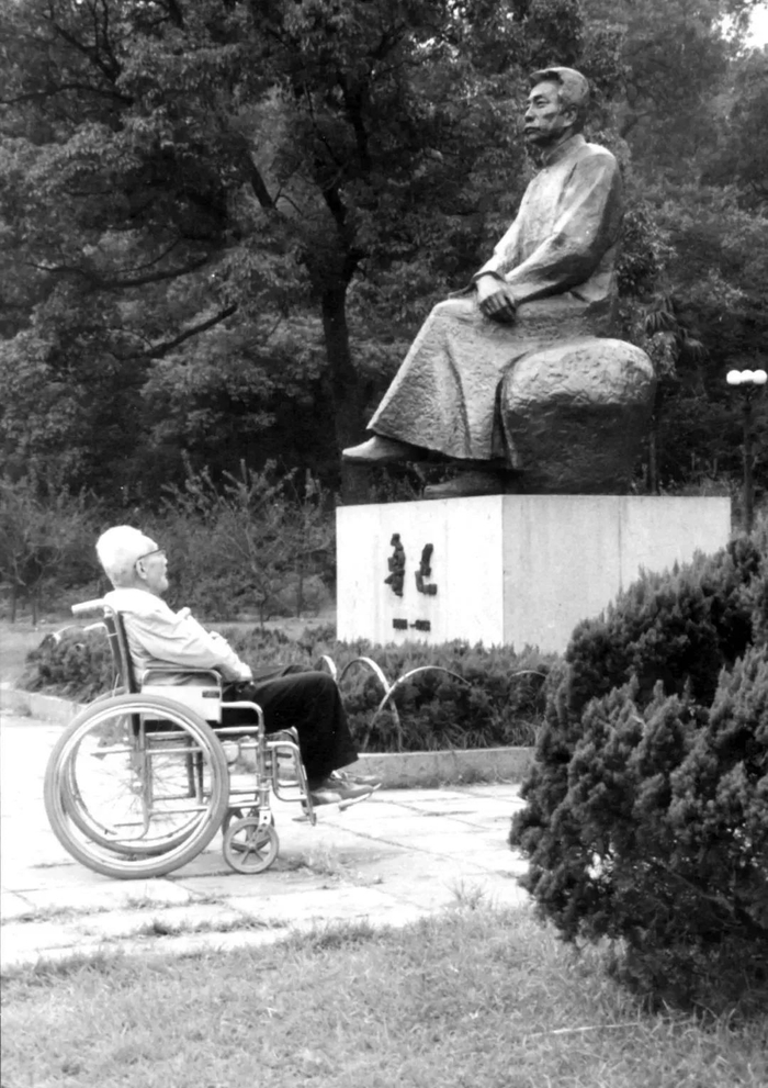 巴金晚年瞻仰鲁迅雕像