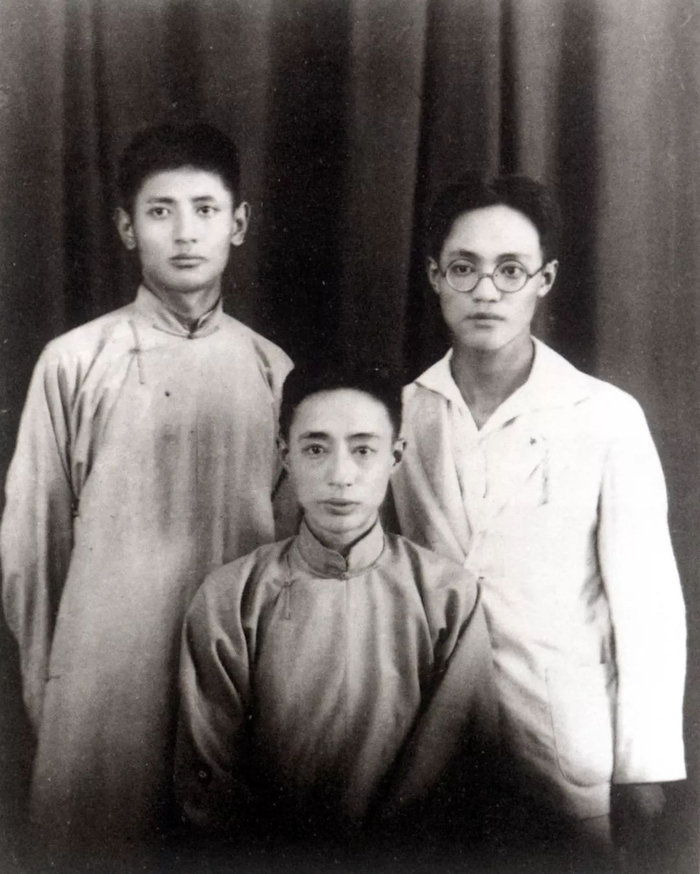 1929年巴金与两个哥哥在上海合影