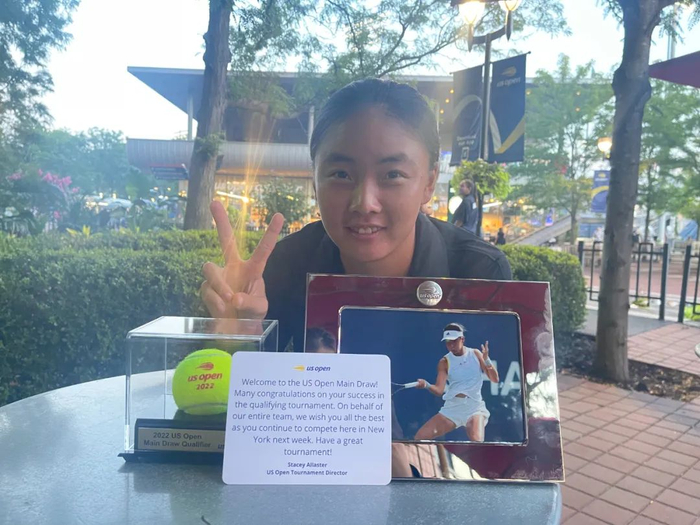 ▲每个从美网资格赛晋级正赛的球员，都会收到比赛用球和照片作为纪念。  受访者供图