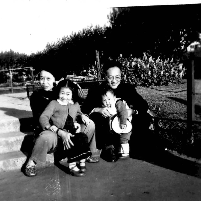 巴金、萧珊和儿女们