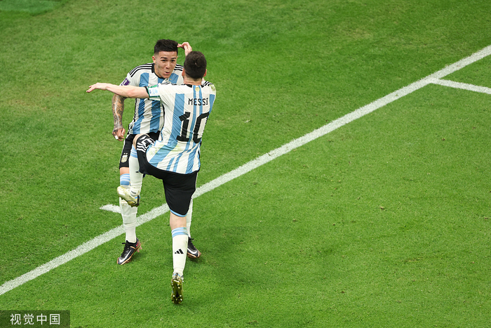 恩佐·费尔南德斯和梅西庆祝进球。