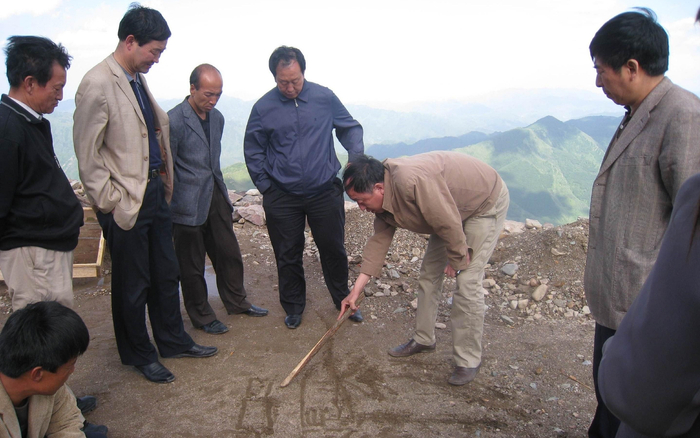 吴锐（右二）在五台山南台顶普济寺现场指导。受访者供图