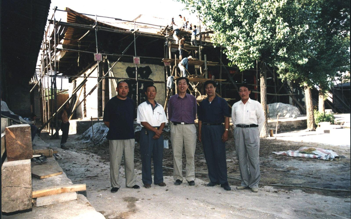 吴锐（左三）在永安寺施工现场。受访者供图