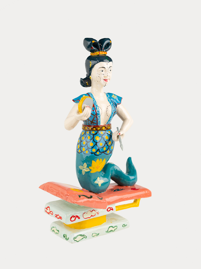 张晓，《怪力乱神》系列，2021年。香樟木，油漆，丙烯，46 X 18 X 25 cm。图片由艺术家和空白空间提供。