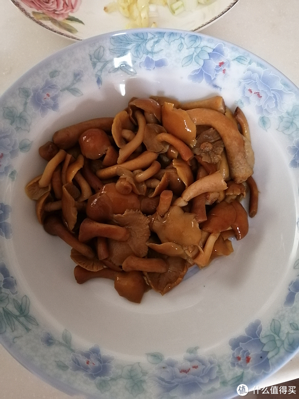 第三步:滑子蘑土豆片都放到锅中翻炒,再加入适量酱油一起翻炒一会