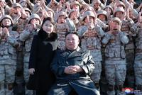 金正恩与试射洲际导弹工作人员合影
