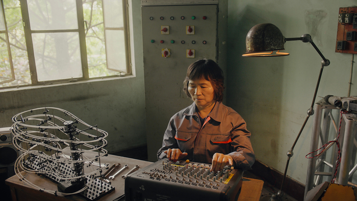 袁可如，《雾中来的人2037》录像静帧，2021年。单频影像，24’38”。图片由艺术家提供。-2