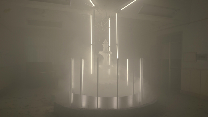 袁可如，《雾中来的人2037》录像静帧，2021年。单频影像，24’38”。图片由艺术家提供。