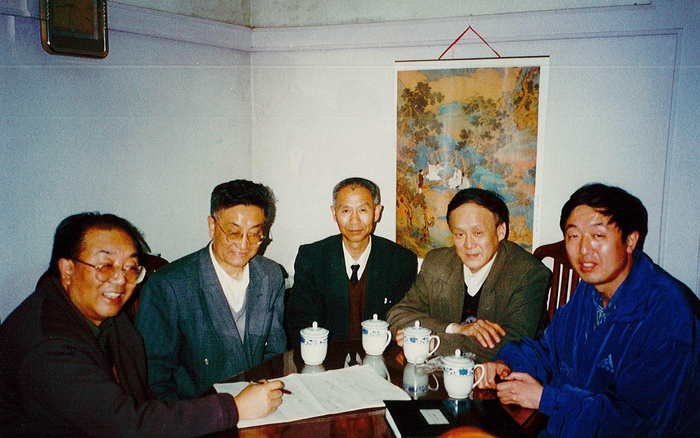 吴锐（右一）与滕王阁总设计师陈星文讨论方案。受访者供图