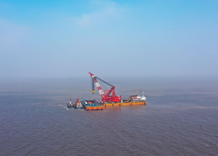 　　11月20日拍摄的长江口二号古船整体打捞现场。