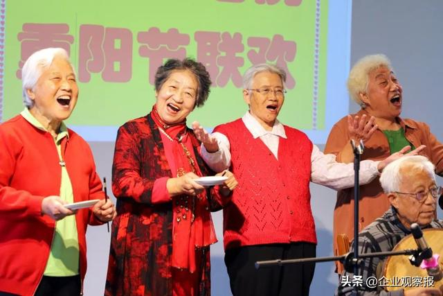 在山东省青岛西海岸新区韫山爱老院，老人们齐唱红色经典歌曲 王培珂 摄 图源：CICPHOTO