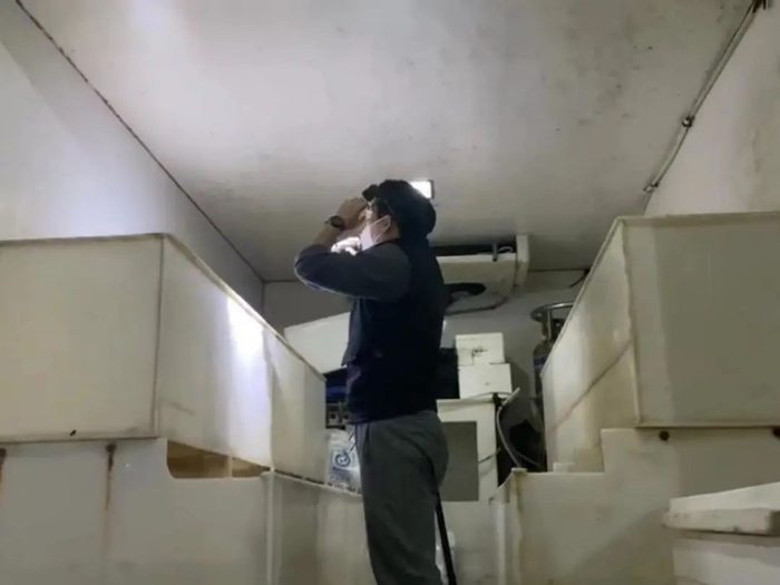 邱郎在查验水产暂养箱盐度。叮咚买菜供图