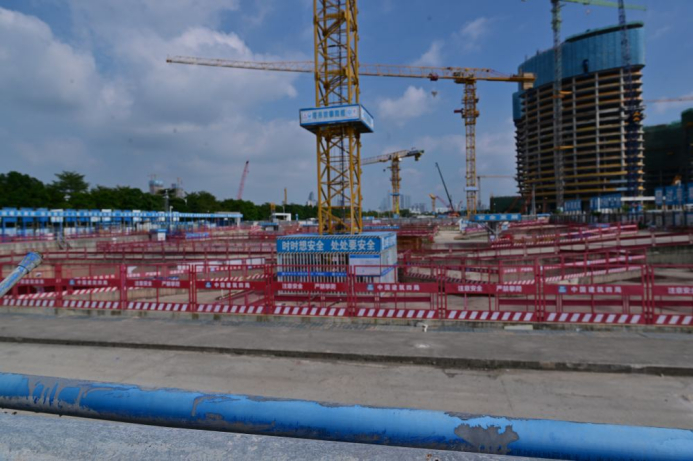 （图为已处于停工状态的深圳恒大总部工地场景。宋春雨/摄）