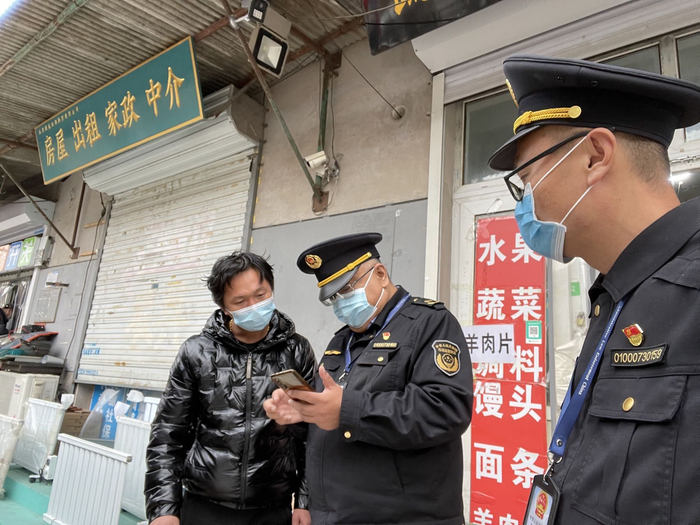 门头沟区市场监管局开展疫情防控执法检查。门头沟区市场监管局供图