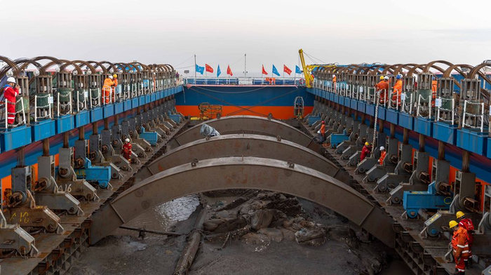 　　11月21日清晨，工作人员进行长江口二号古船打捞作业。