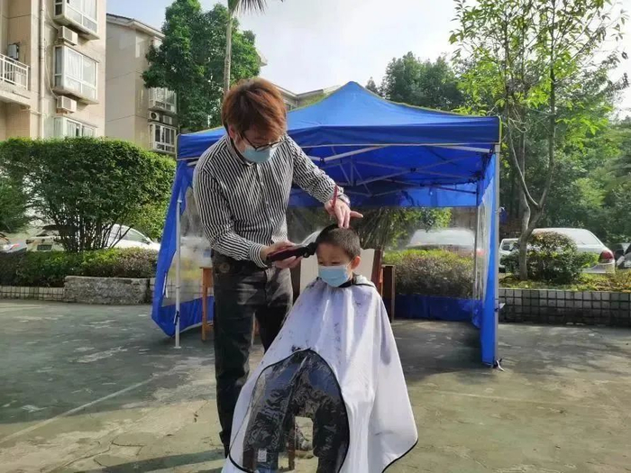 丁波帮小区居民理发。渝北区回兴街道供图