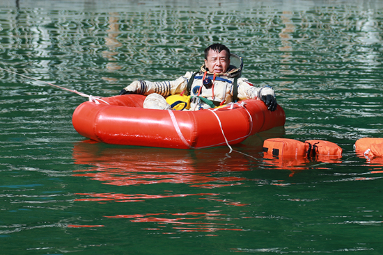     邓清明在进行水上出舱训练。徐部/摄