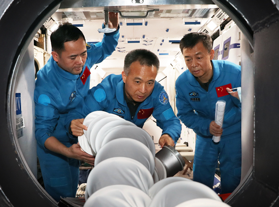     神舟十五号航天员乘组在模拟舱训练。徐部/摄