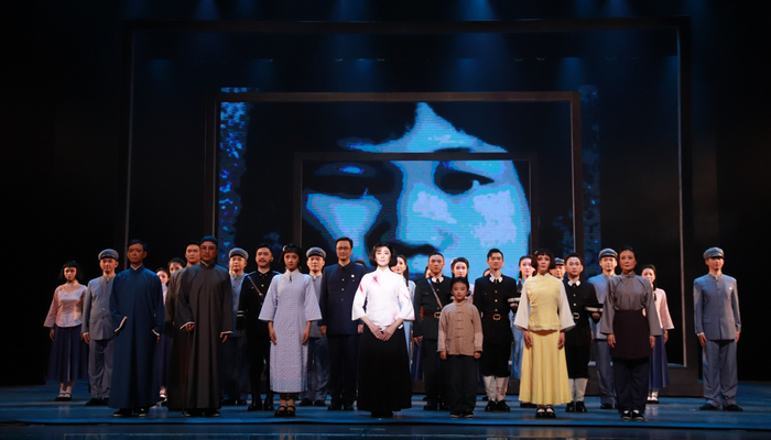 《不朽的骄杨》剧组演员谢幕