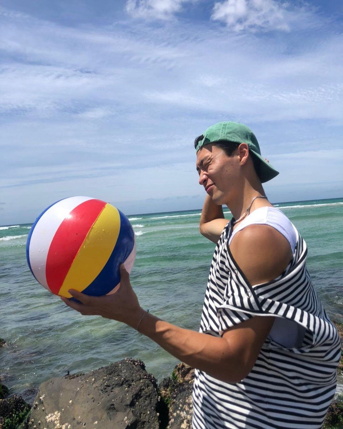 曹圭成在海边玩耍。  图/曹圭成社交媒体